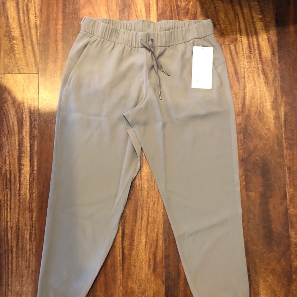 Lululemon On The Fly Jogger Woven Size 10 CBND NWT